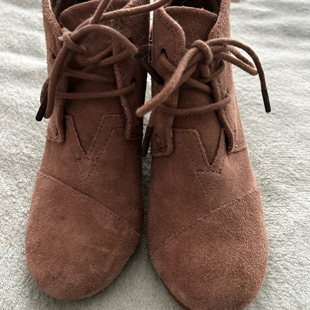 Tom’s tan suede ankle boot